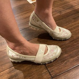 Skechers slip on shoes